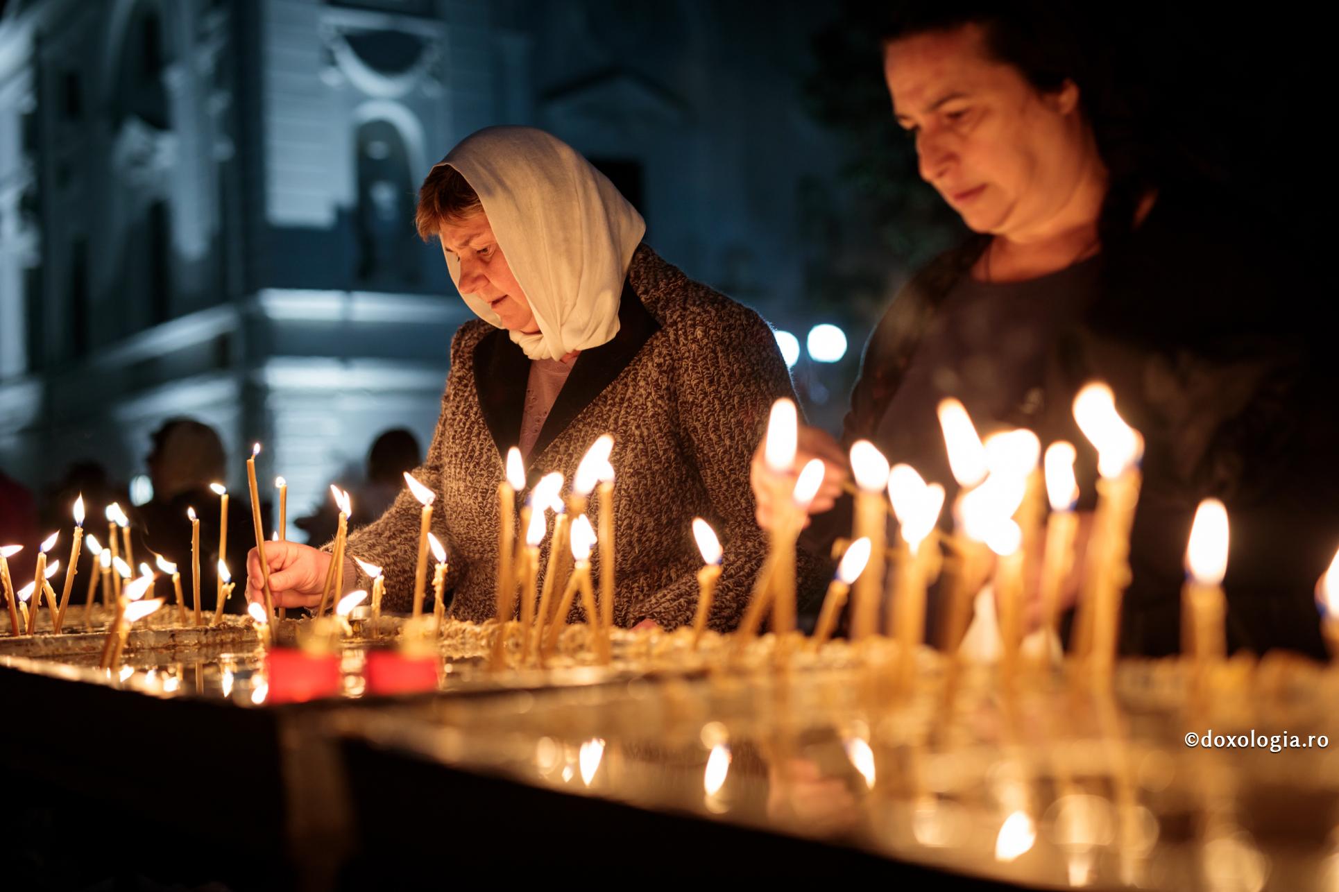 femei aprinzând lumânări