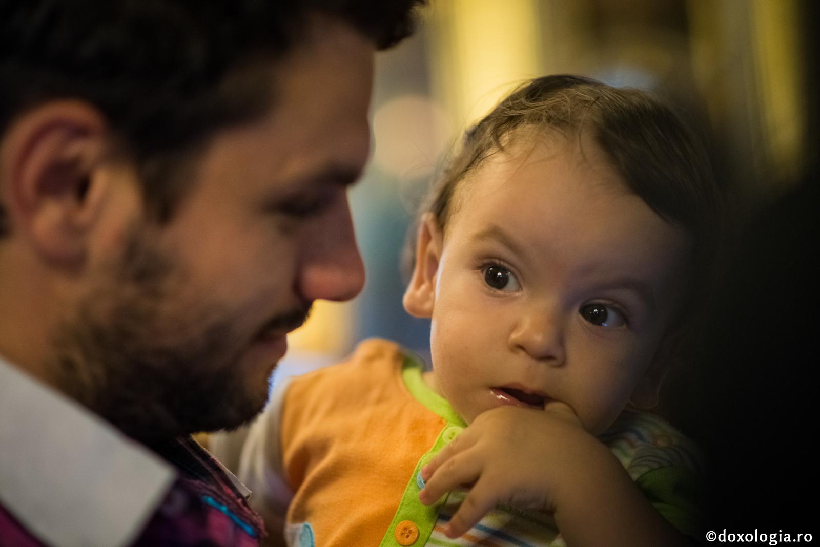 Rolul tatălui în educația copiilor / Foto: Oana Nechifor copil privind spre tatăl său