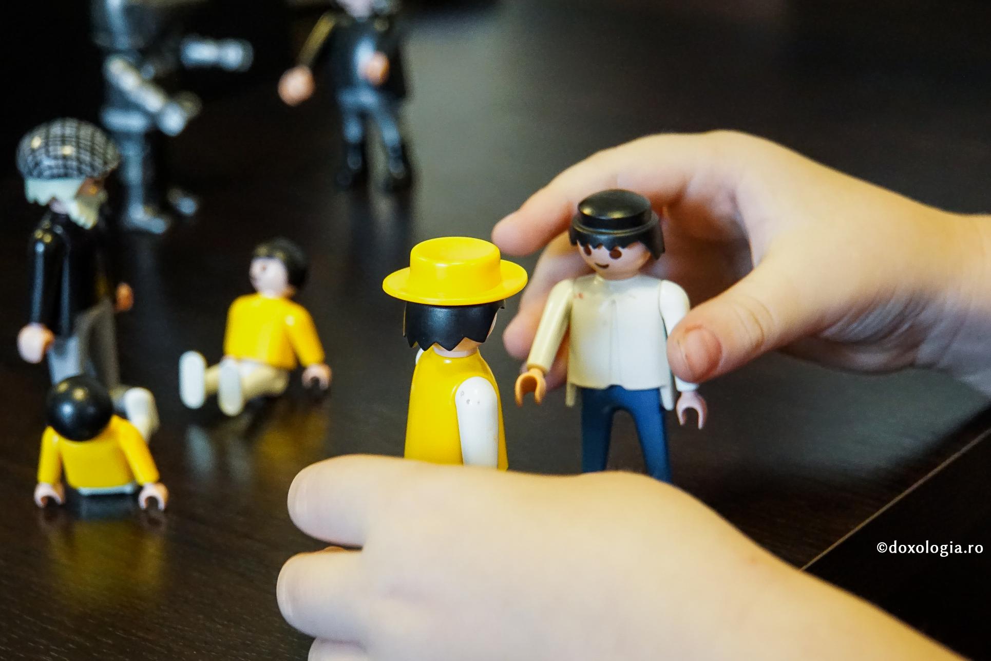Părinții ar trebui să fie atenți la ceea ce vorbesc în preajma copiilor / Foto: Oana Nechifor joacă cu figurine