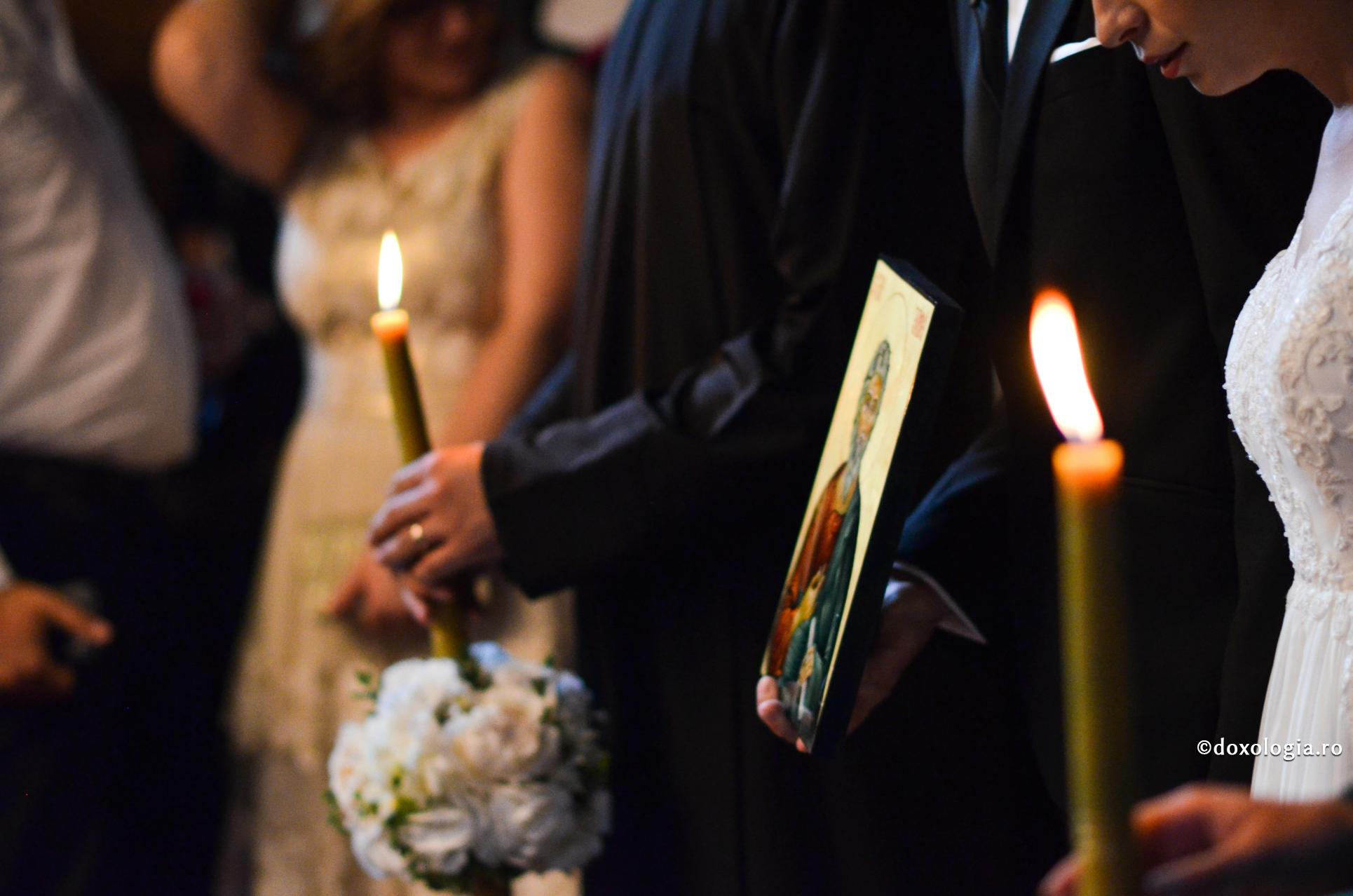 miri cu icoană în mână