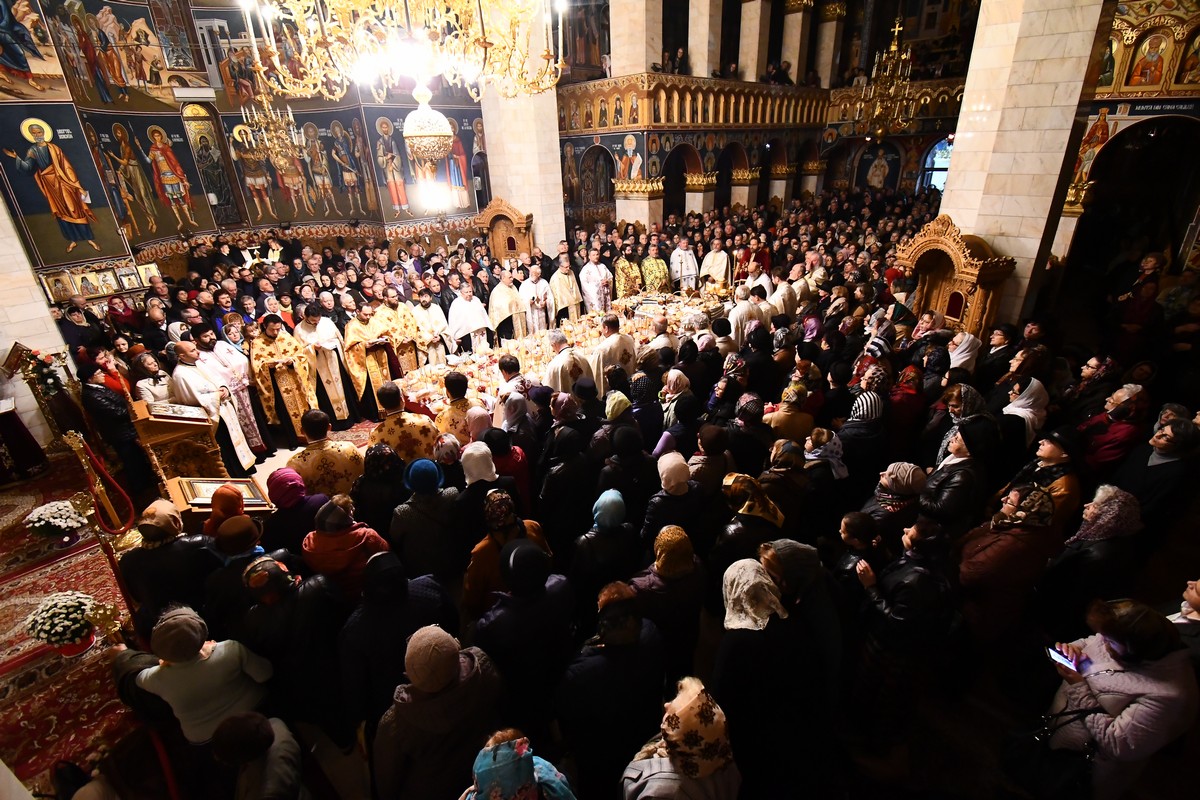 Liturghie arhierească la hramul Bisericii „Sfântul Nectarie” din Iaşi
