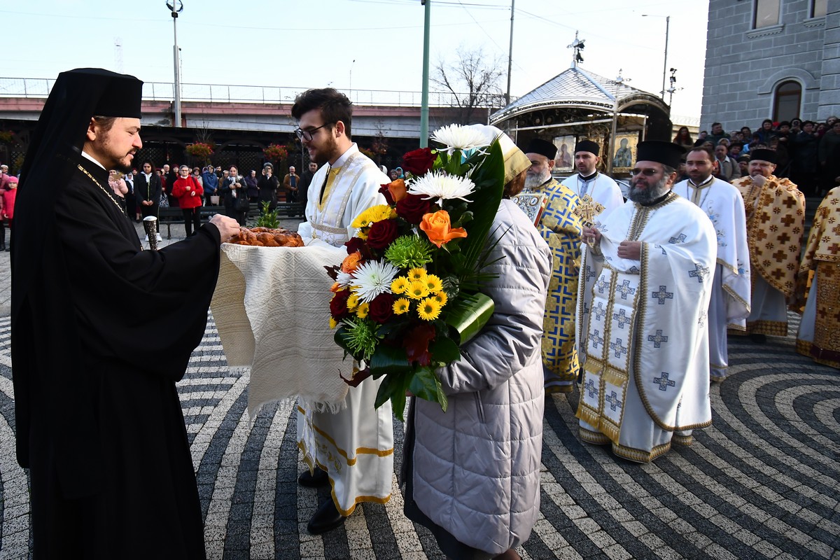 Liturghie arhierească la hramul Bisericii „Sfântul Nectarie” din Iaşi