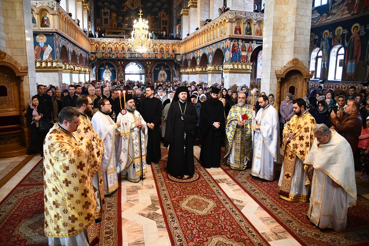 Liturghie arhierească la hramul Bisericii „Sfântul Nectarie” din Iaşi