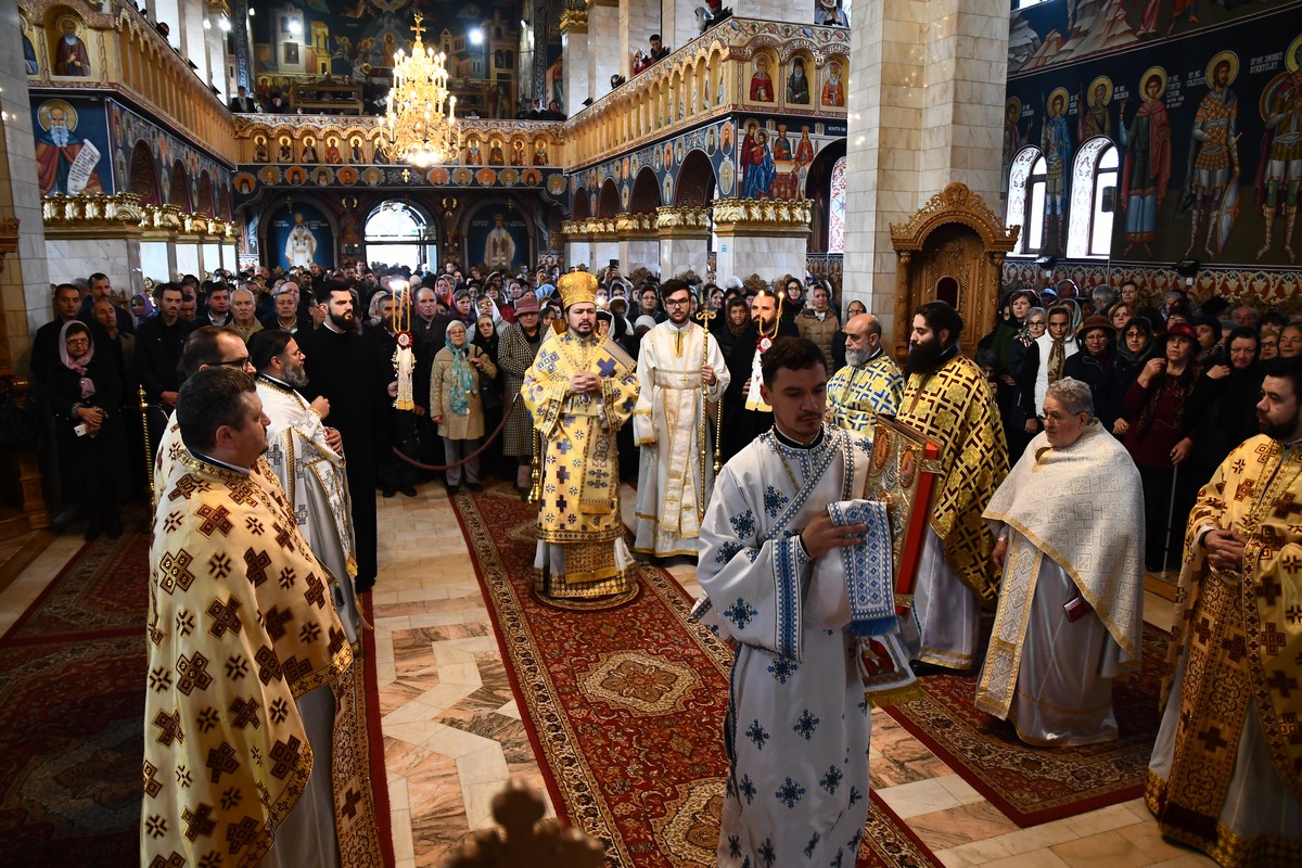 Liturghie arhierească la hramul Bisericii „Sfântul Nectarie” din Iaşi