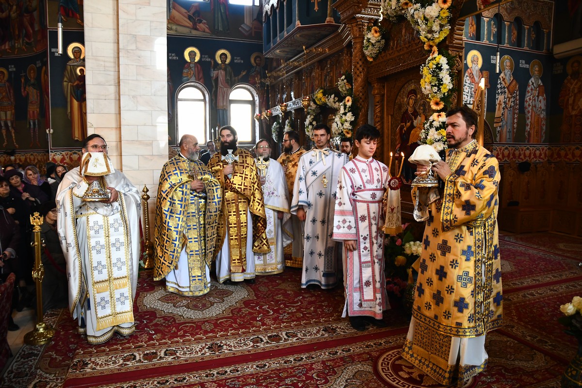 Liturghie arhierească la hramul Bisericii „Sfântul Nectarie” din Iaşi