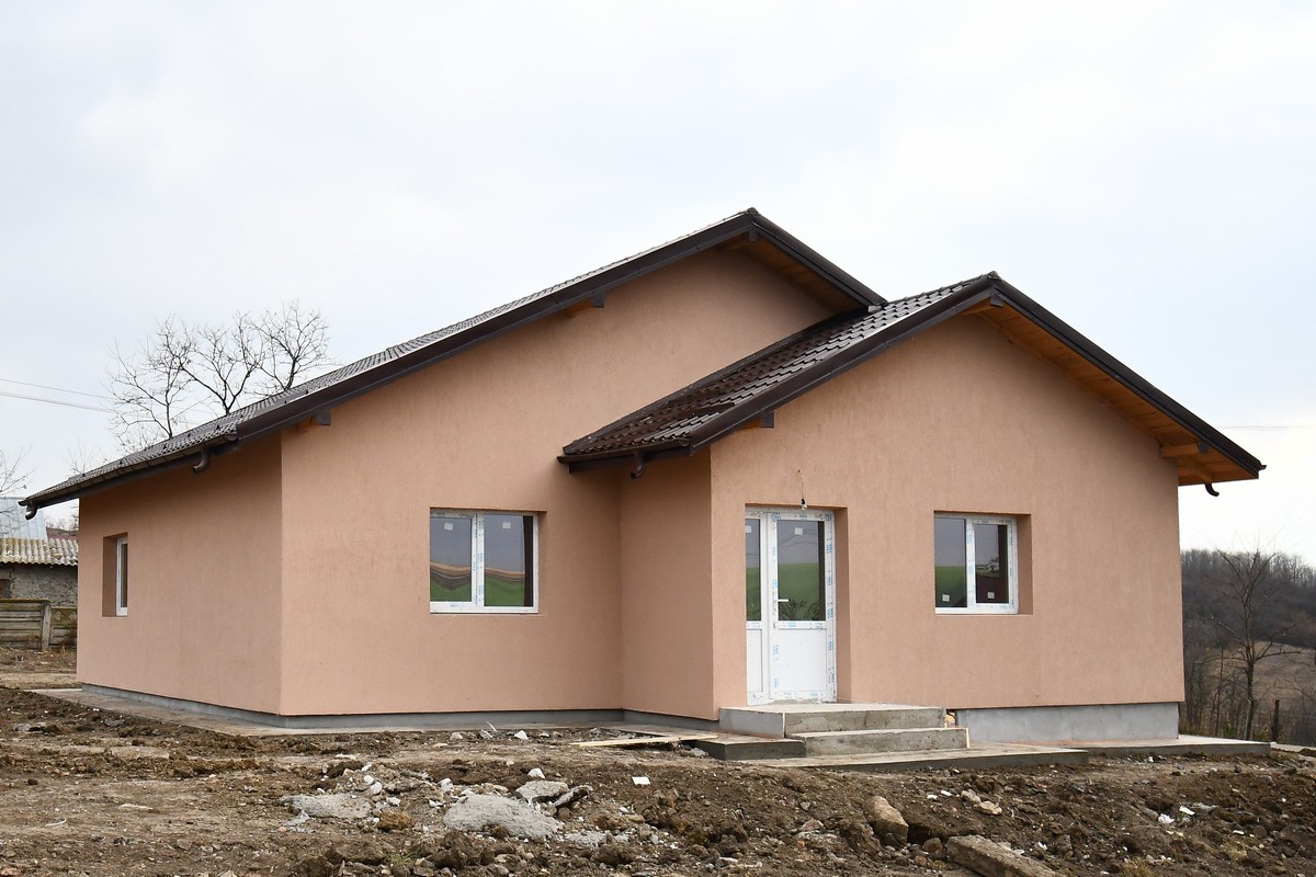 Lucrările la casa celor zece copii din satul Ion Neculce continuă