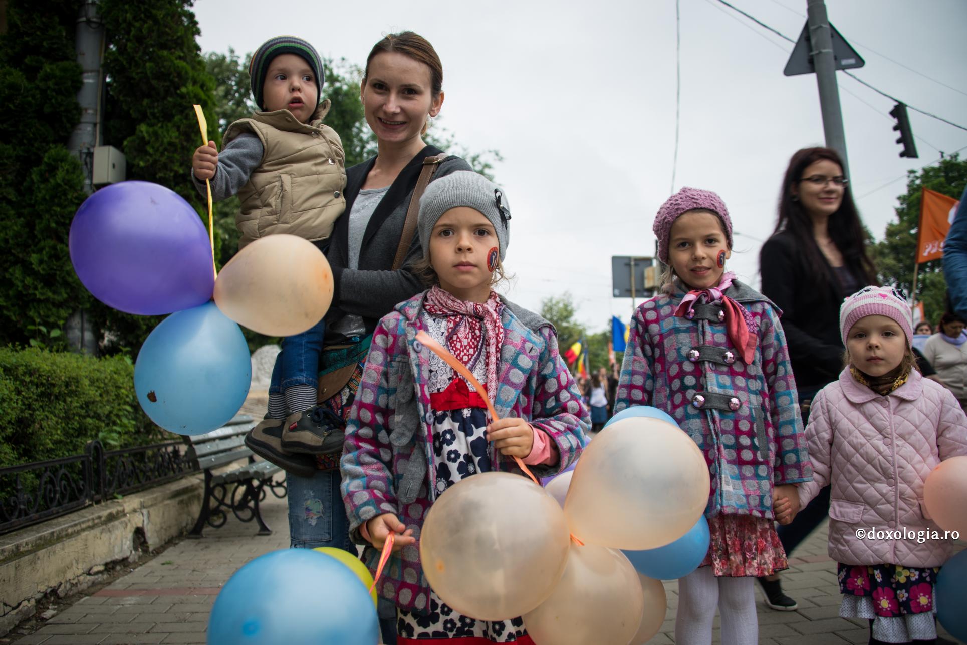 Familia cu mulți copii – mediu propice de dezvoltare și învățare / Foto: Oana Nechifor familie cu mulți copii