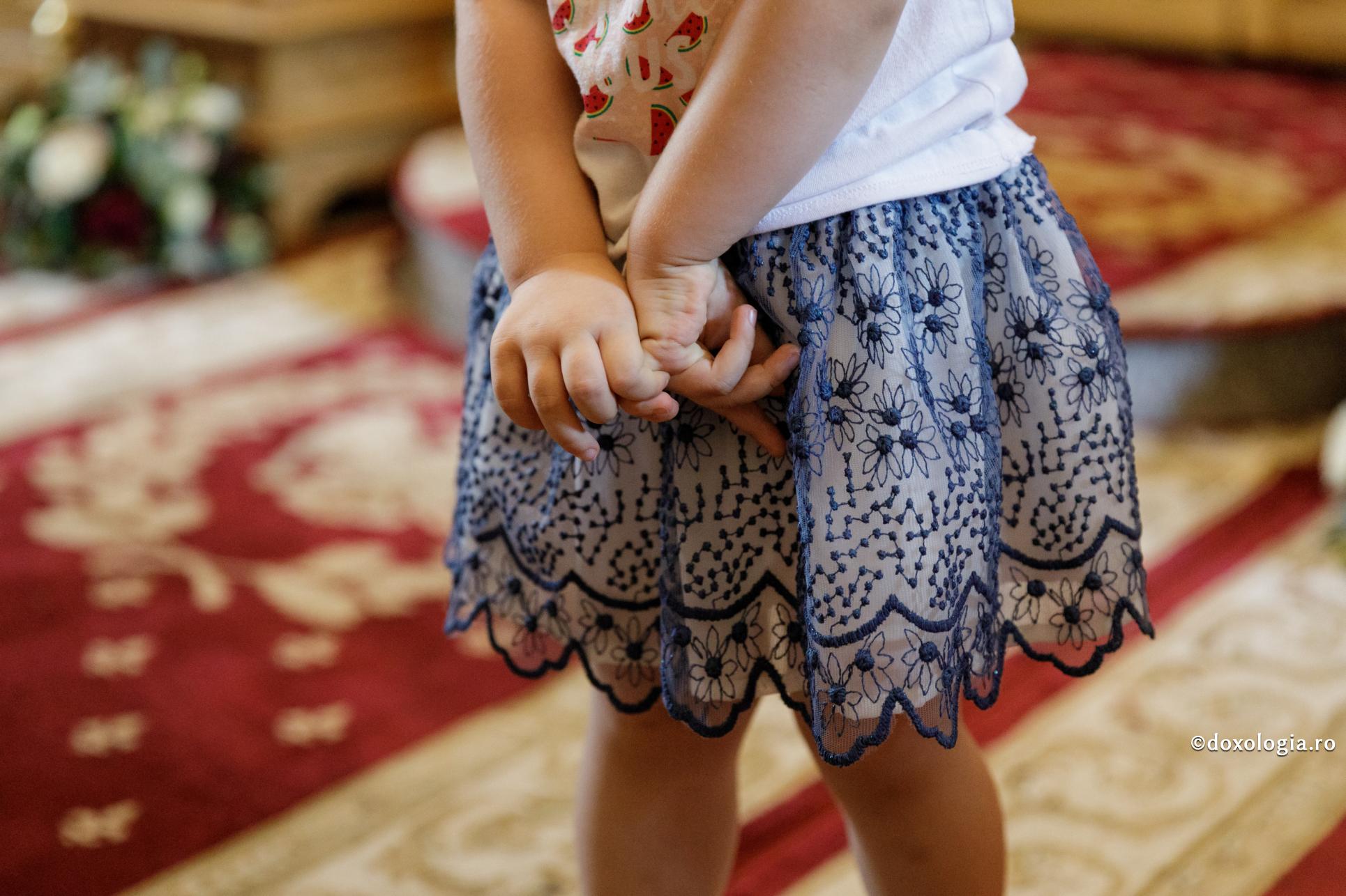Educația copilului, între severitate și alint / Foto: Oana Nechifor copilă cu mâinile împreunate