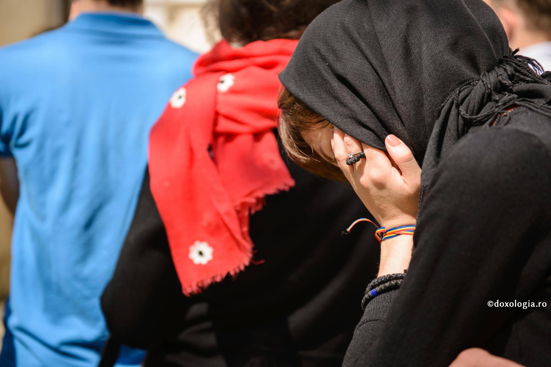 Gândurile din timpul rugăciunii – de ce apar și de ce ne tulbură?