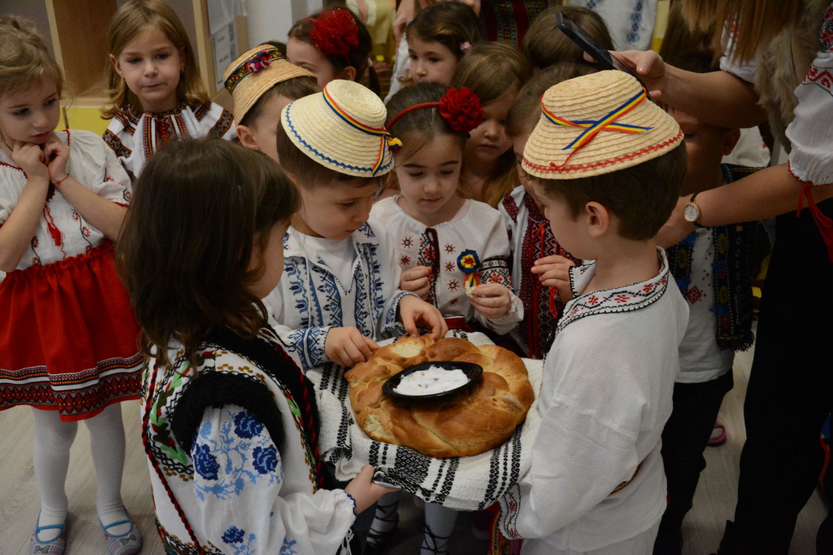 foto: Flavius Popa „Săptămâna Românească” la Grădinița „Varlaam Mitropolitul”