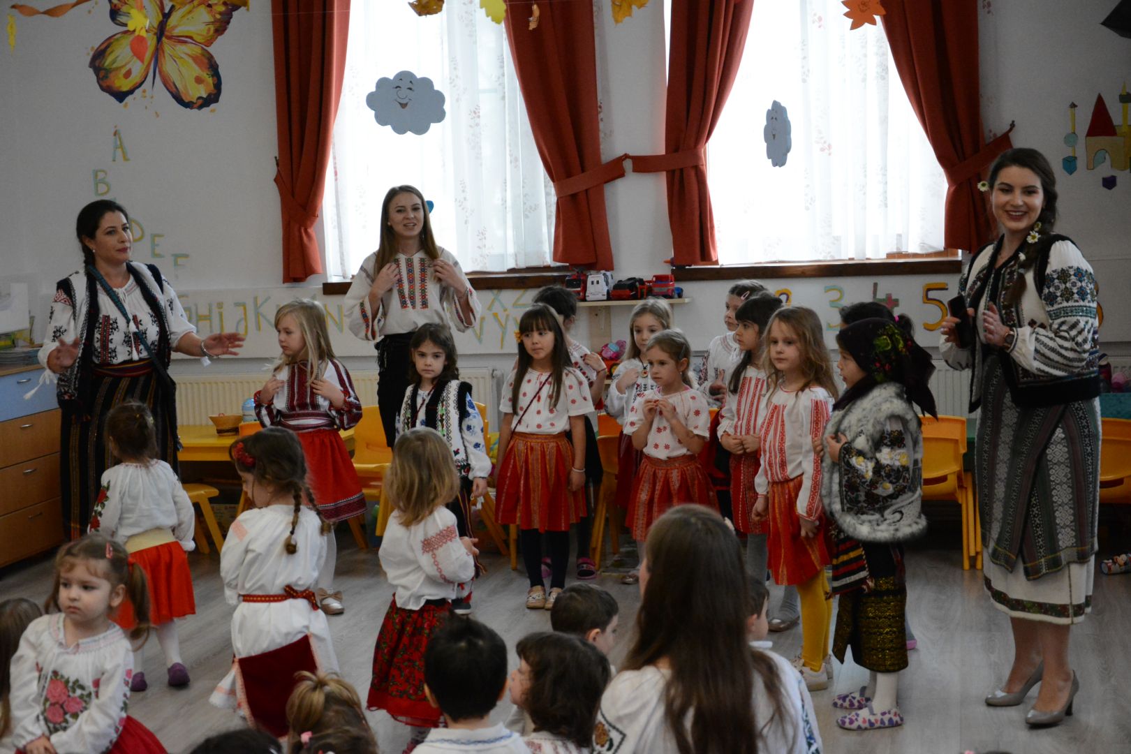 foto: Flavius Popa „Săptămâna Românească” la Grădinița „Varlaam Mitropolitul”