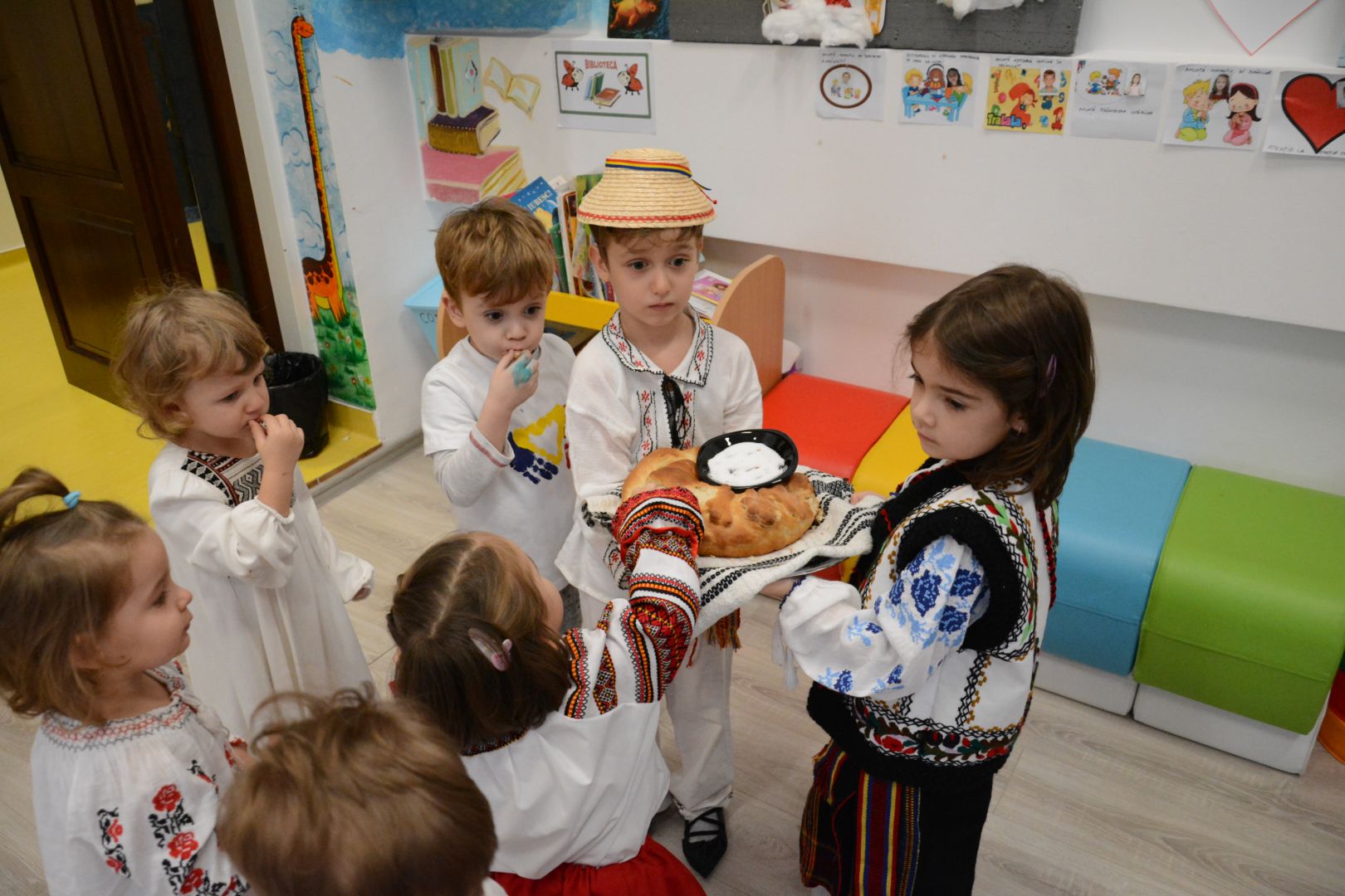 foto: Flavius Popa „Săptămâna Românească” la Grădinița „Varlaam Mitropolitul”