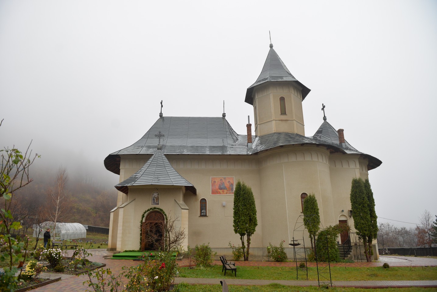 Slujbă arhierească la hramul mănăstirii nemțene Peștera