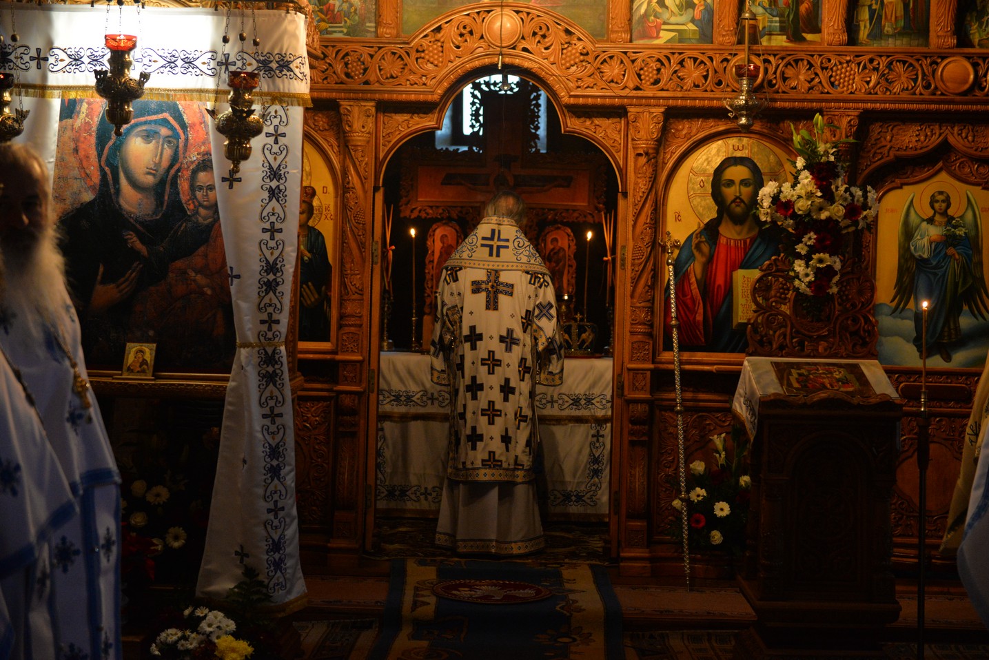 Slujbă arhierească la hramul mănăstirii nemțene Peștera