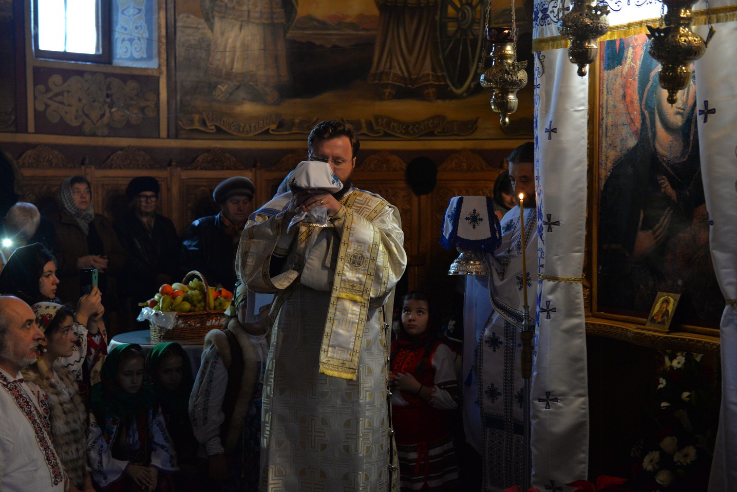 Slujbă arhierească la hramul mănăstirii nemțene Peștera