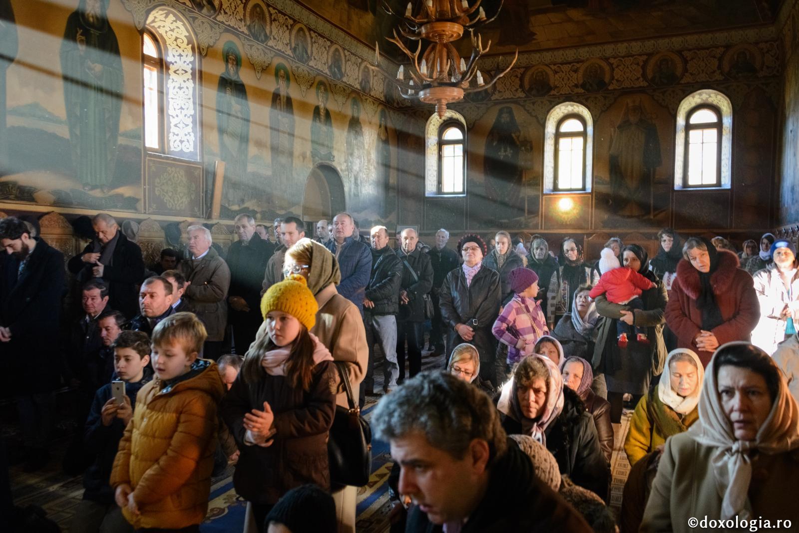 Cum se cuvine să stăm în biserică