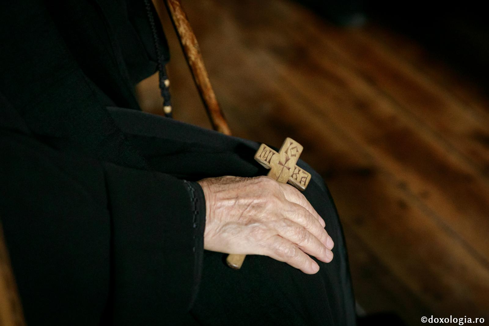 cruce de lemn în mână