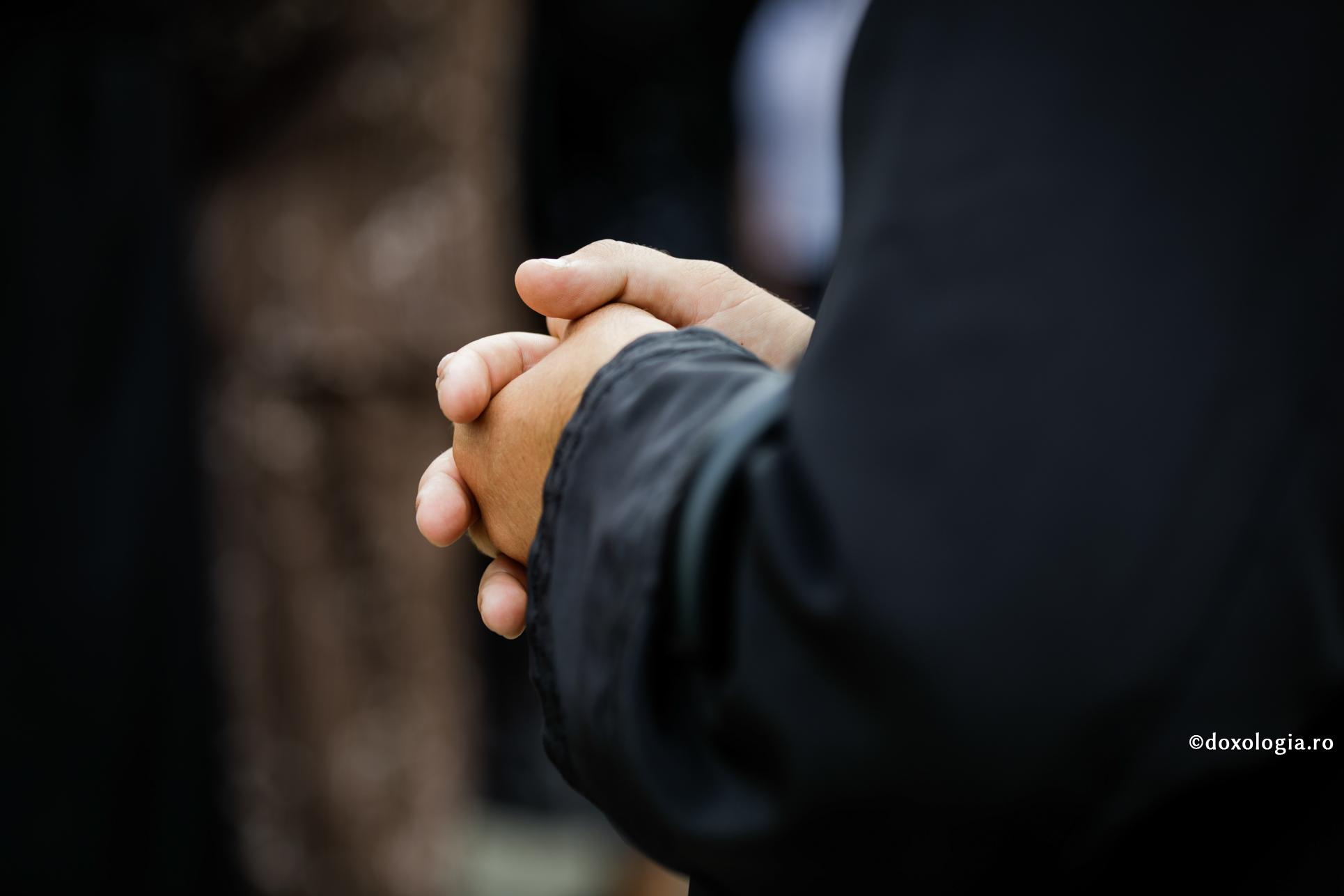 „Sfântul Efrem l-a ajutat să se lase de patima drogurilor, să își termine facultatea cu brio și să își profeseze meseria” / Foto: Oana Nechifor mâini împreunate