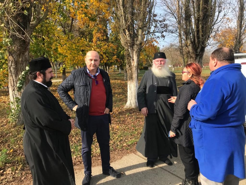 Dar în prag de iarnă: IPS Ioan al Banatului le-a dăruit o masă caldă și haine groase pacienților din două spitale de psihiatrie