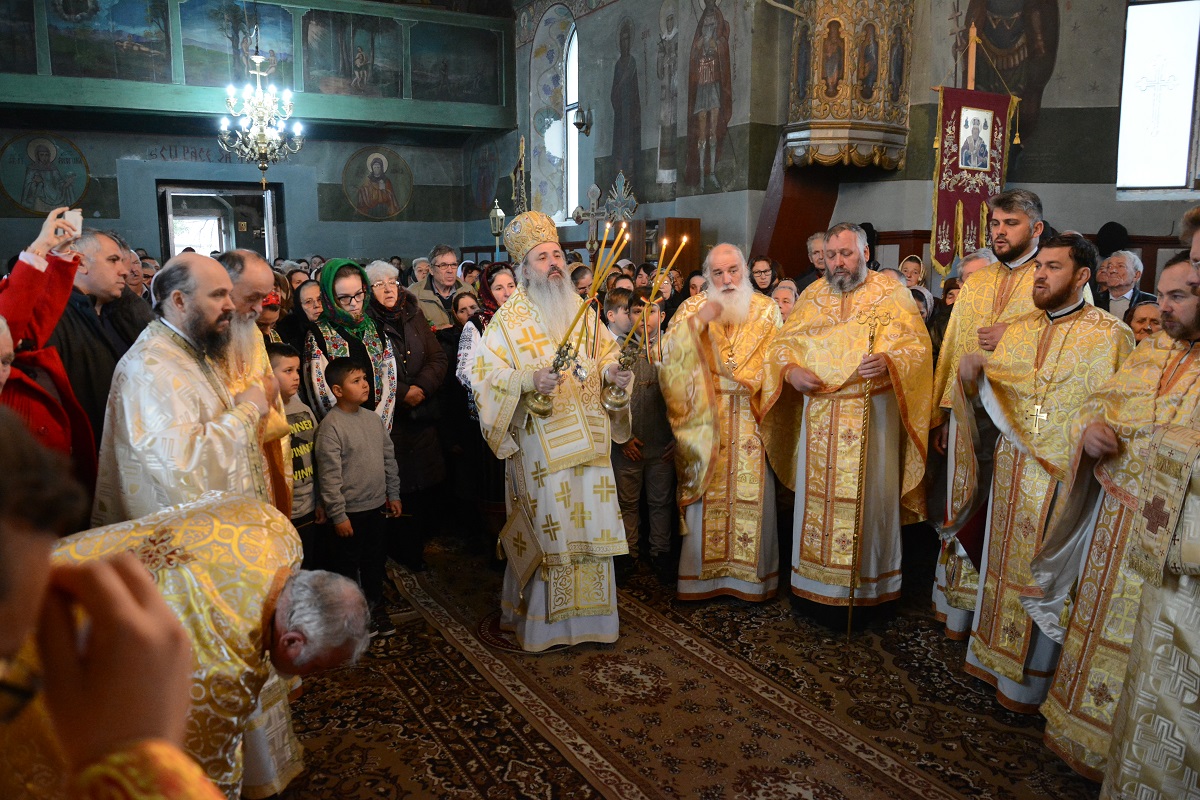 Foto: Flavius Popa IPS Mitropolit Teofan, la Draxini-Botoșani: „Minunea cea mai mare o găsiți cuprinsă în taina Sfintei Scripturi”