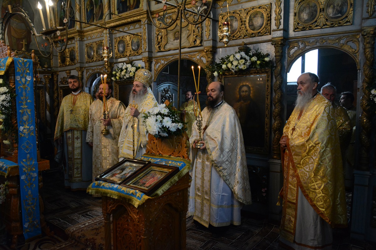 Foto: Flavius Popa IPS Mitropolit Teofan, la Draxini-Botoșani: „Minunea cea mai mare o găsiți cuprinsă în taina Sfintei Scripturi”