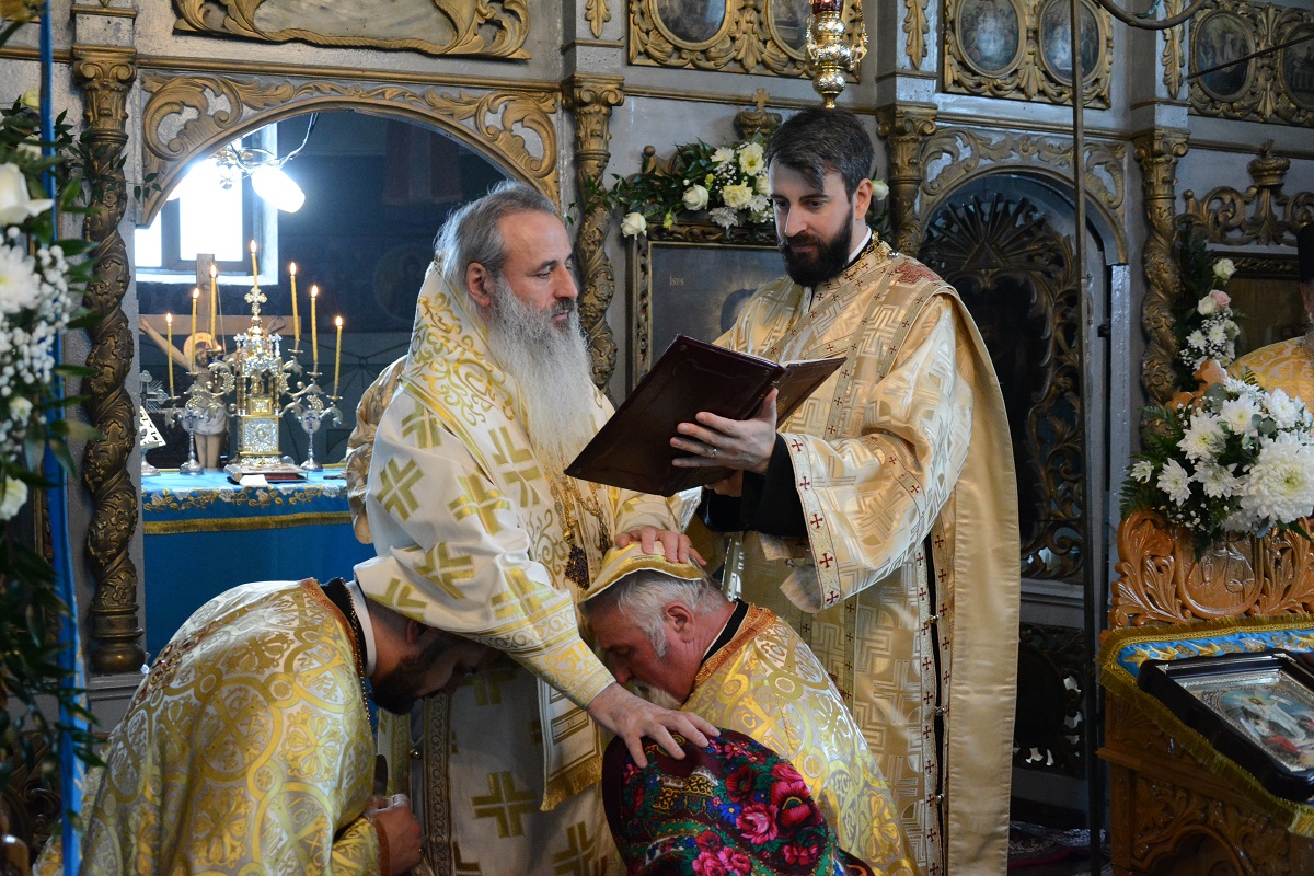 Foto: Flavius Popa IPS Mitropolit Teofan, la Draxini-Botoșani: „Minunea cea mai mare o găsiți cuprinsă în taina Sfintei Scripturi”