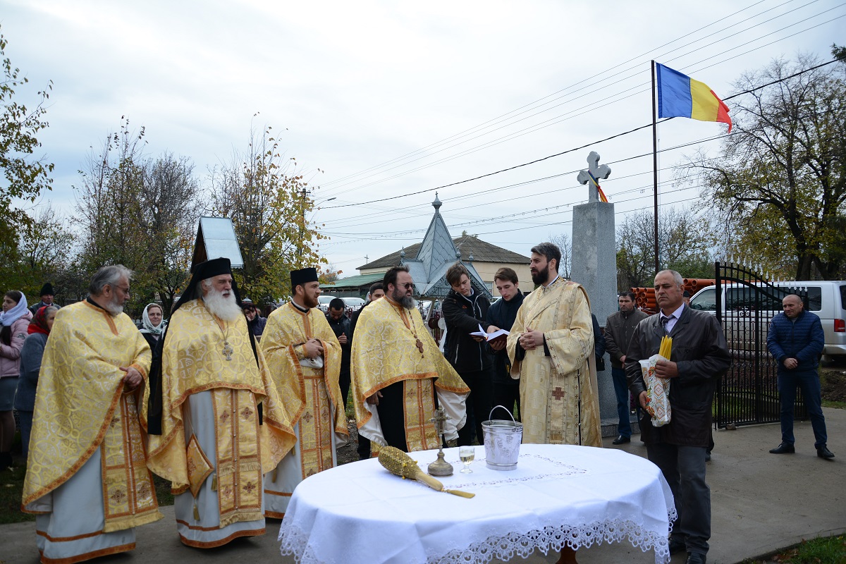 Foto: Flavius Popa IPS Mitropolit Teofan, la Draxini-Botoșani: „Minunea cea mai mare o găsiți cuprinsă în taina Sfintei Scripturi”