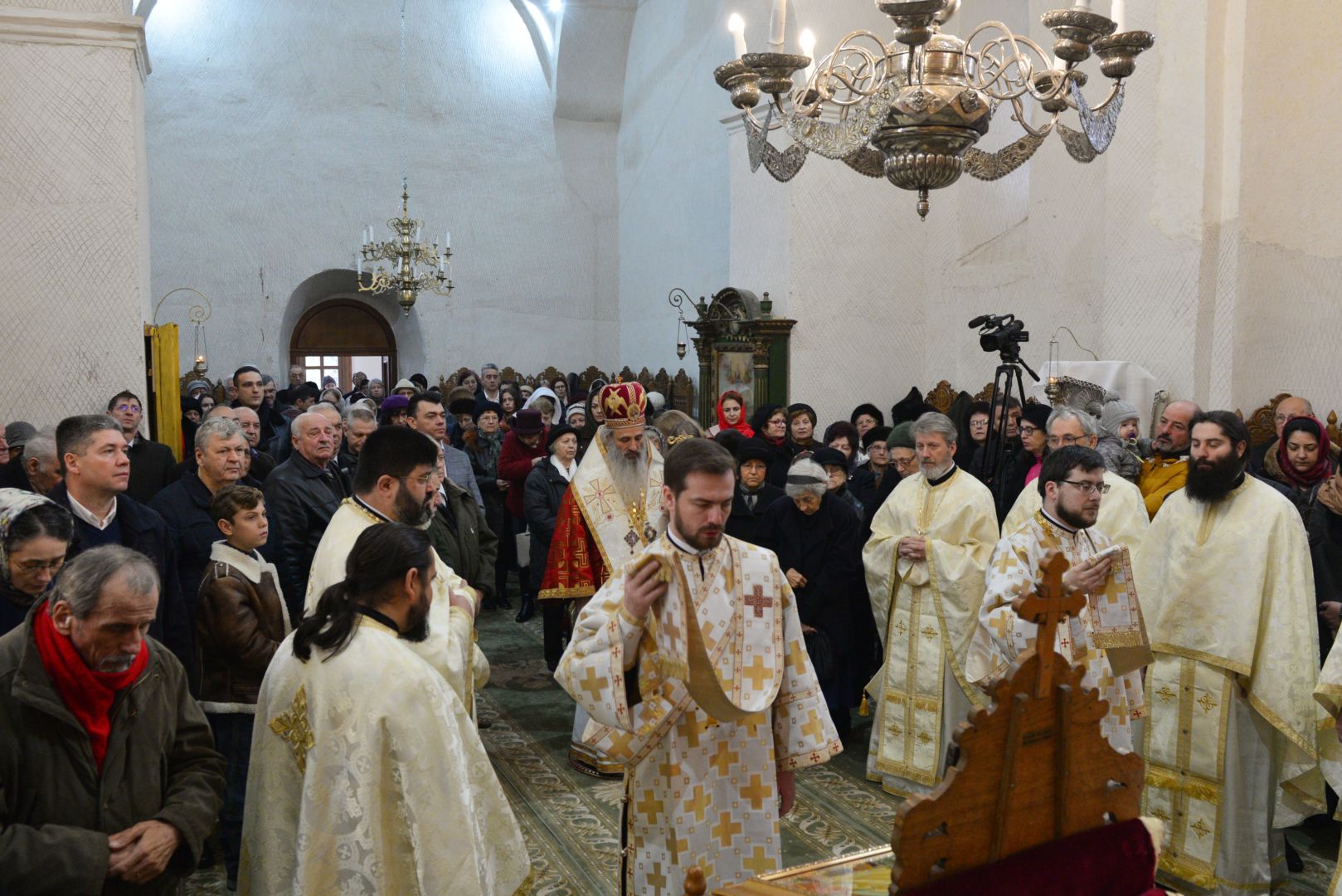foto: Lucian Ducan Părintele Mitropolit Teofan a slujit la Parohia Nicoriță din Iași: „Să vă îmbrăcați în veșmântul dragostei, veșmântul desăvârșirii!”