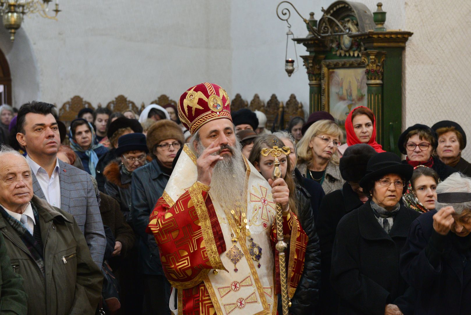 foto: Lucian Ducan Părintele Mitropolit Teofan a slujit la Parohia Nicoriță din Iași: „Să vă îmbrăcați în veșmântul dragostei, veșmântul desăvârșirii!”