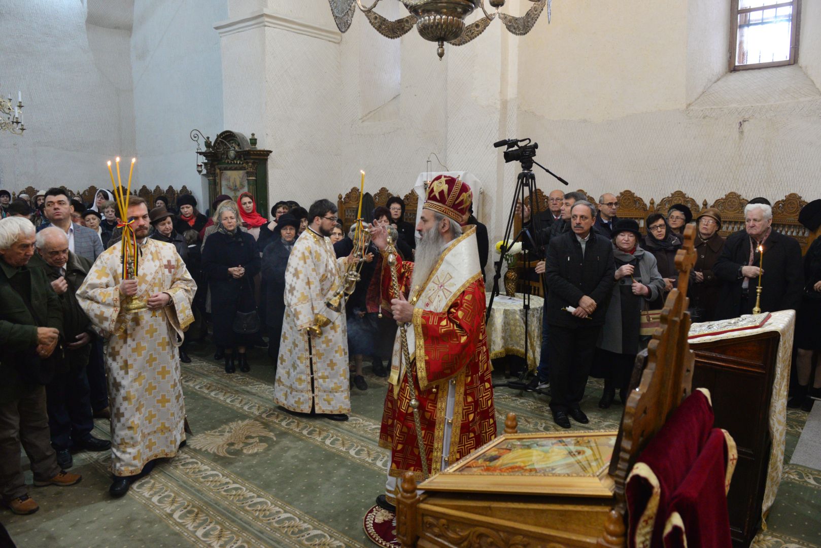 foto: Lucian Ducan Părintele Mitropolit Teofan a slujit la Parohia Nicoriță din Iași: „Să vă îmbrăcați în veșmântul dragostei, veșmântul desăvârșirii!”
