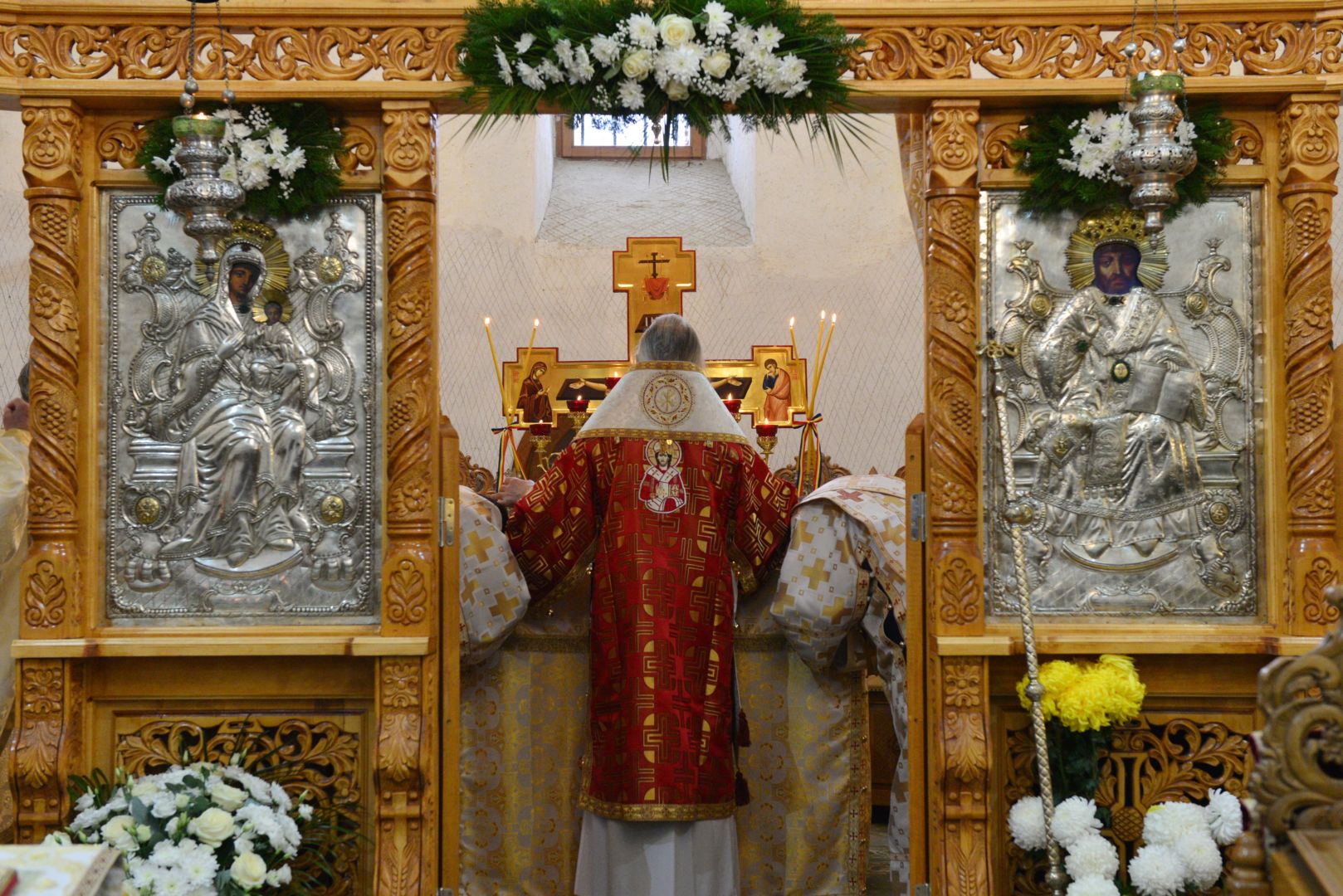 foto: Lucian Ducan Părintele Mitropolit Teofan a slujit la Parohia Nicoriță din Iași: „Să vă îmbrăcați în veșmântul dragostei, veșmântul desăvârșirii!”