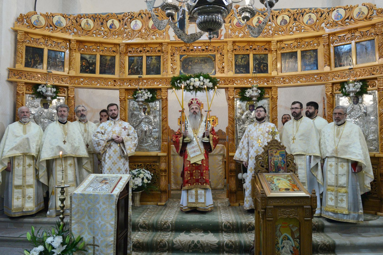 foto: Lucian Ducan Părintele Mitropolit Teofan a slujit la Parohia Nicoriță din Iași: „Să vă îmbrăcați în veșmântul dragostei, veșmântul desăvârșirii!”