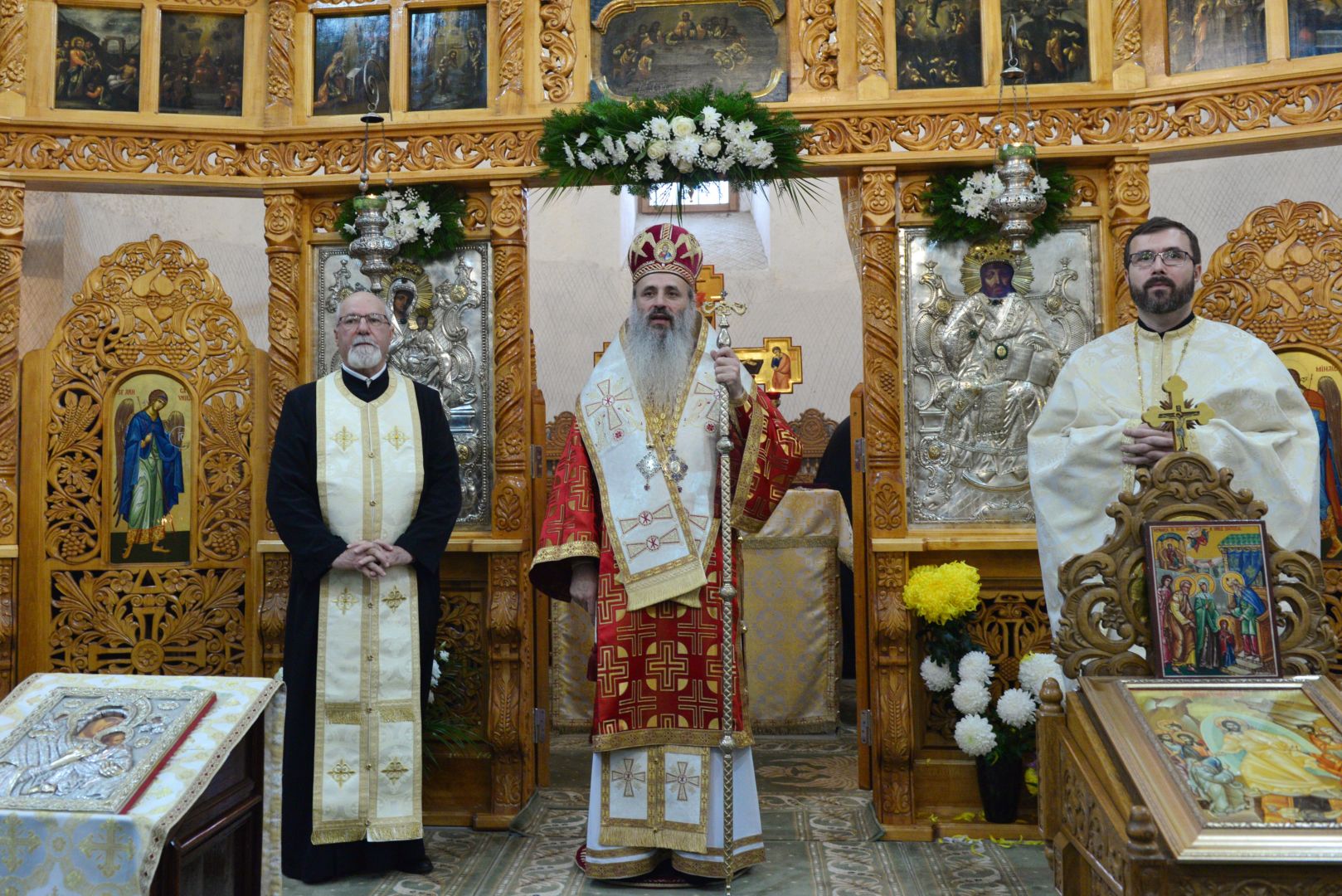foto: Lucian Ducan Părintele Mitropolit Teofan a slujit la Parohia Nicoriță din Iași: „Să vă îmbrăcați în veșmântul dragostei, veșmântul desăvârșirii!”