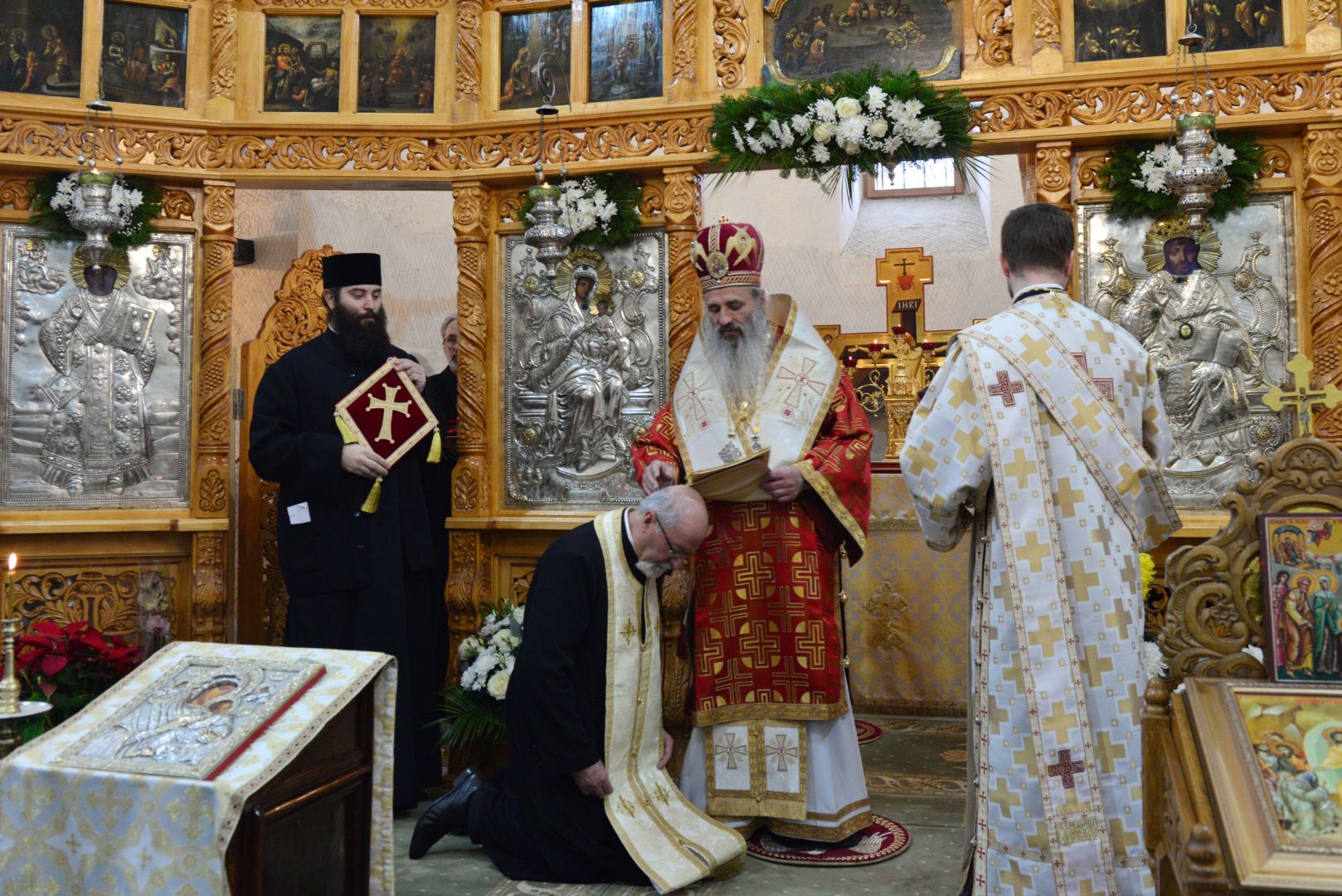 foto: Lucian Ducan Părintele Mitropolit Teofan a slujit la Parohia Nicoriță din Iași: „Să vă îmbrăcați în veșmântul dragostei, veșmântul desăvârșirii!”