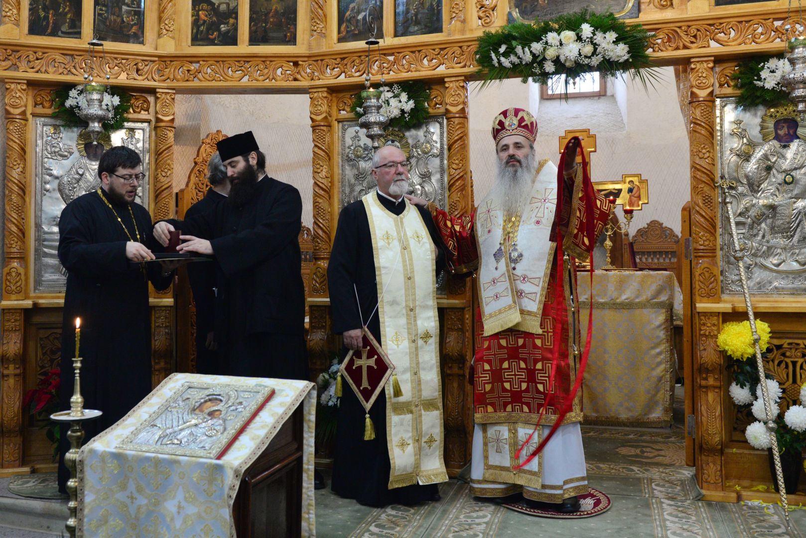 foto: Lucian Ducan Părintele Mitropolit Teofan a slujit la Parohia Nicoriță din Iași: „Să vă îmbrăcați în veșmântul dragostei, veșmântul desăvârșirii!”