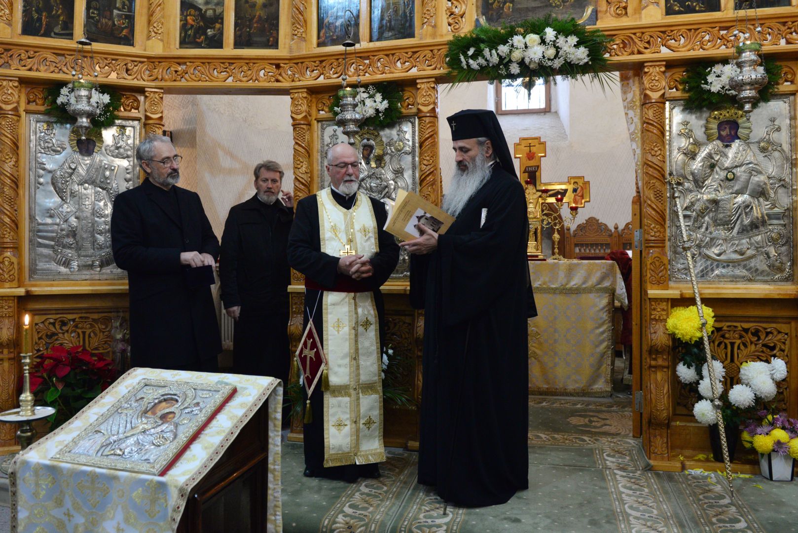 foto: Lucian Ducan Părintele Mitropolit Teofan a slujit la Parohia Nicoriță din Iași: „Să vă îmbrăcați în veșmântul dragostei, veșmântul desăvârșirii!”