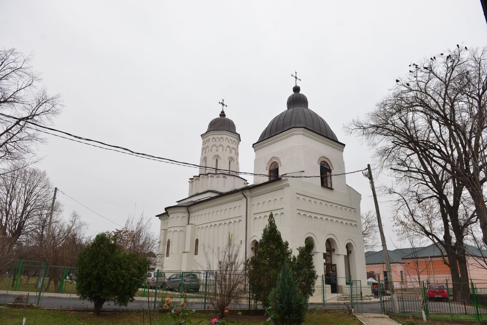 foto: Lucian Ducan Părintele Mitropolit Teofan a slujit la Parohia Nicoriță din Iași: „Să vă îmbrăcați în veșmântul dragostei, veșmântul desăvârșirii!”
