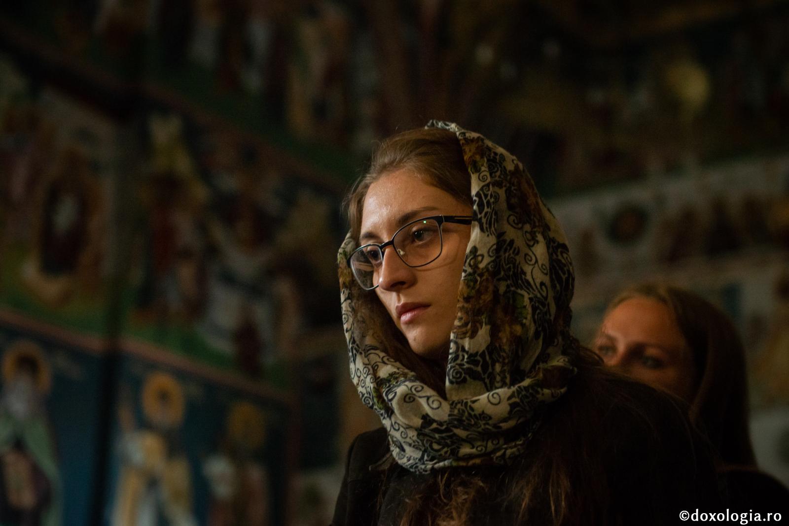 femeie cu capul acoperit în biserică