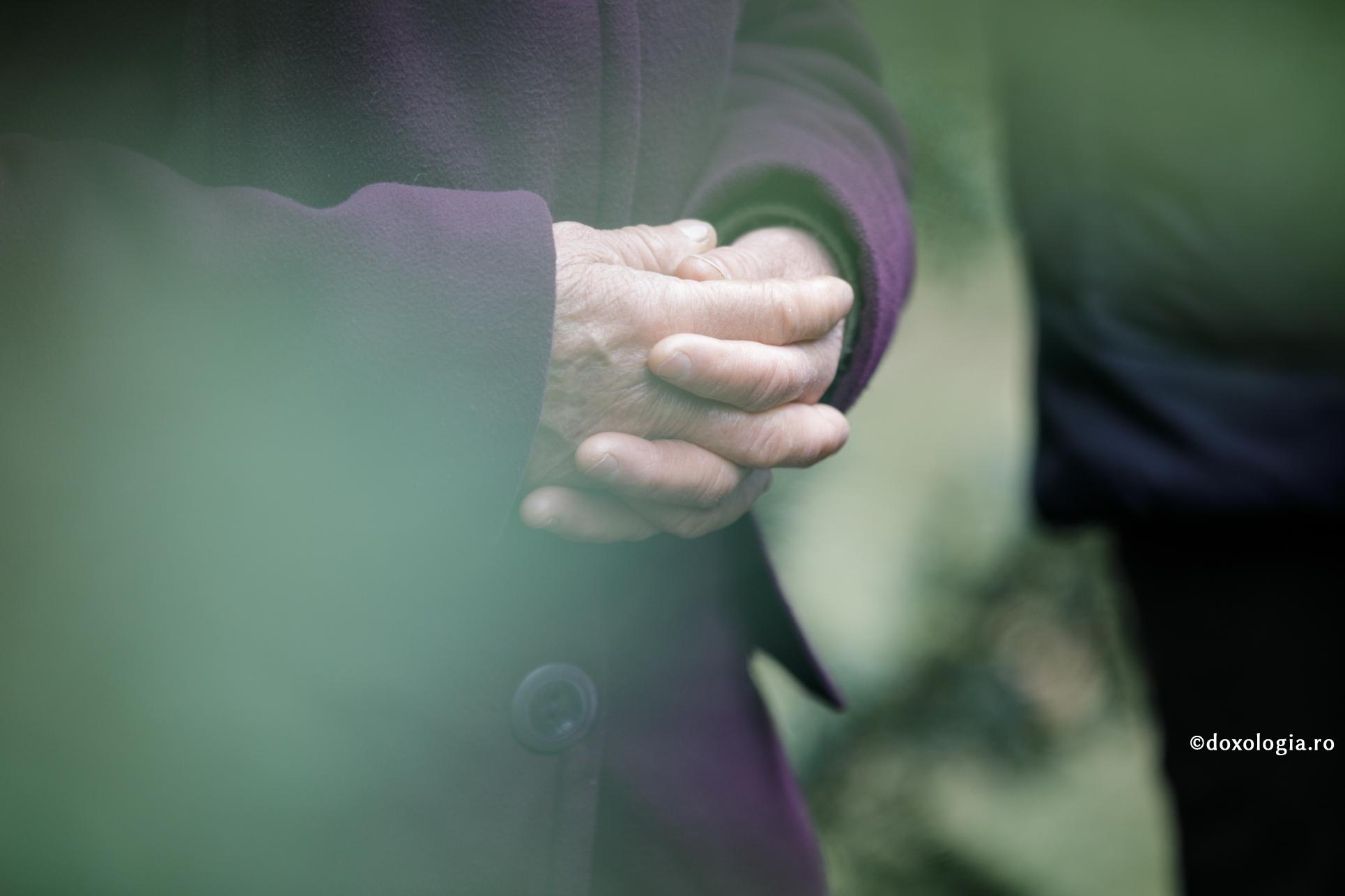 mâini împreunate