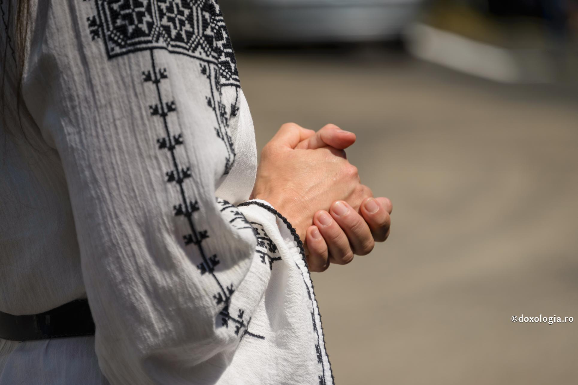 mâini împreunate la rugăciune
