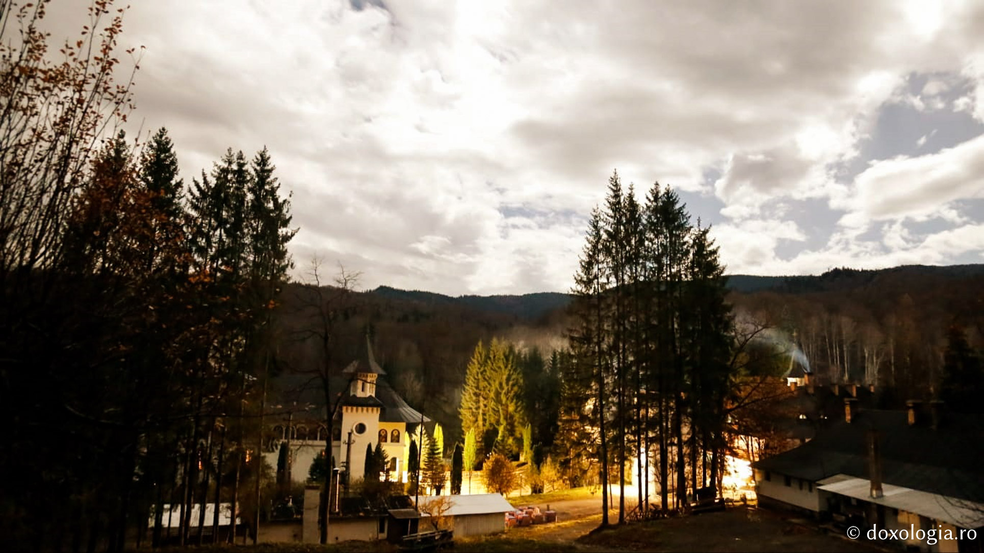 (Foto) Noapte liniștită de toamnă la Mănăstirea Sihăstria