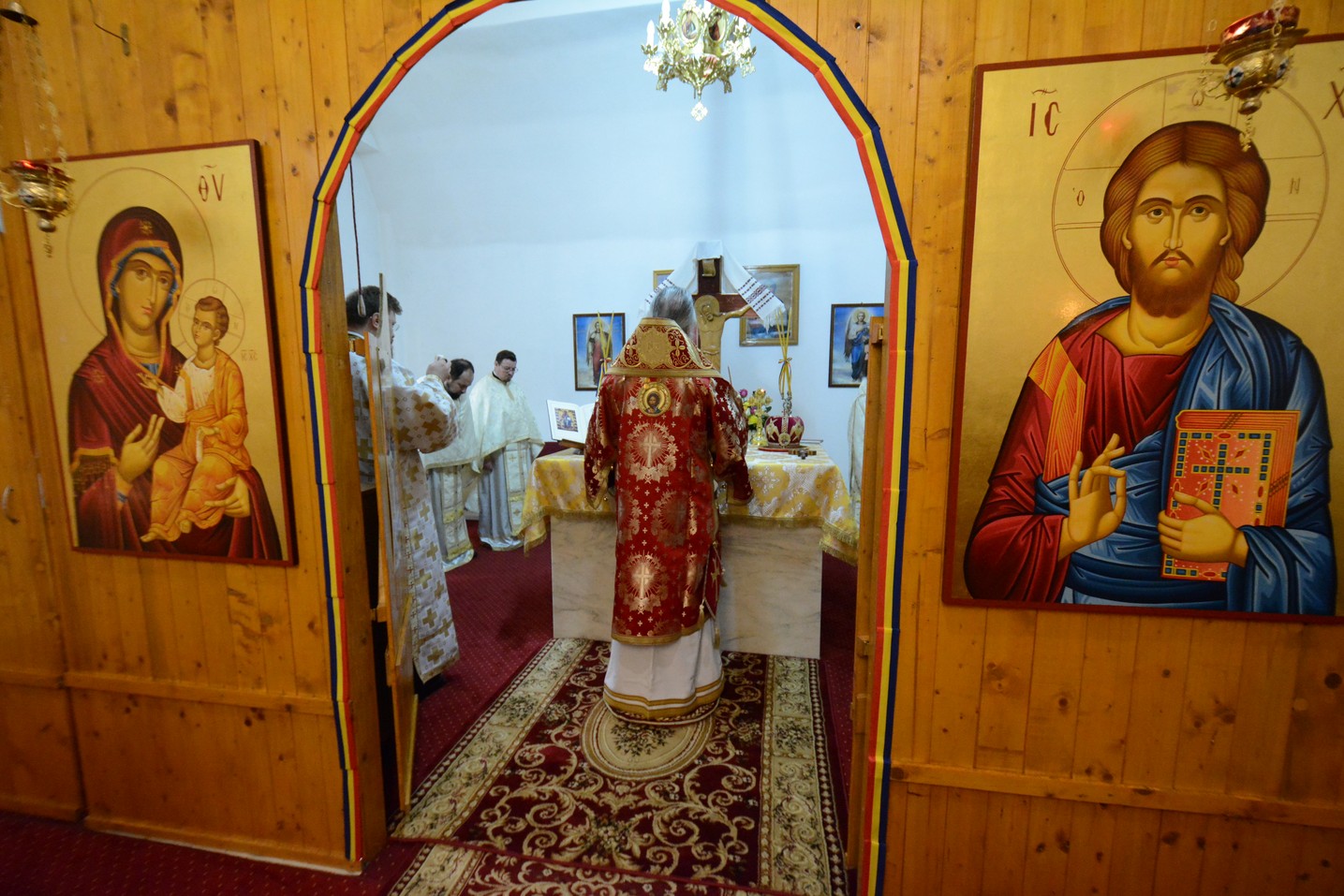 Foto: Flavius Popa Liturghie arhierească în locașul de cult amenajat într-o fostă centrală termică