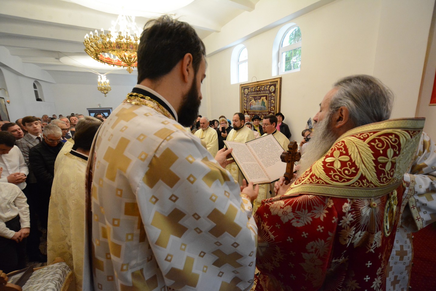 Foto: Flavius Popa Liturghie arhierească în locașul de cult amenajat într-o fostă centrală termică