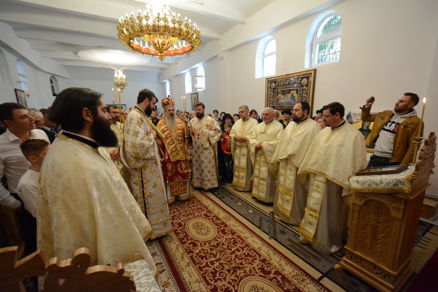 Liturghie arhierească în locașul de cult amenajat într-o fostă centrală termică