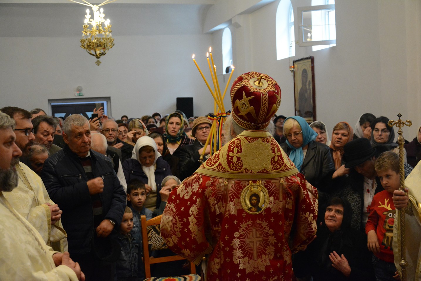 Foto: Flavius Popa Liturghie arhierească în locașul de cult amenajat într-o fostă centrală termică