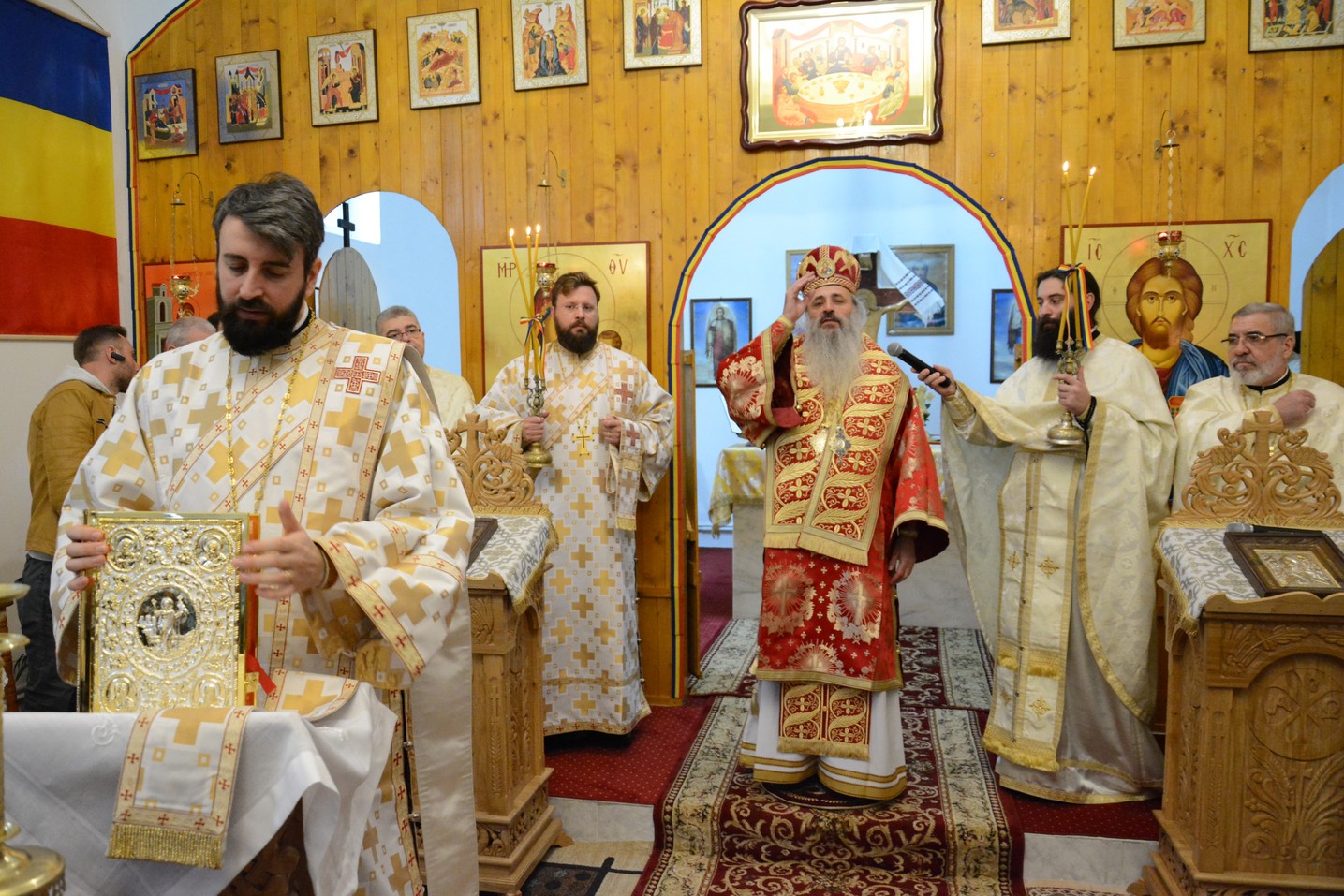 Foto: Flavius Popa Liturghie arhierească în locașul de cult amenajat într-o fostă centrală termică