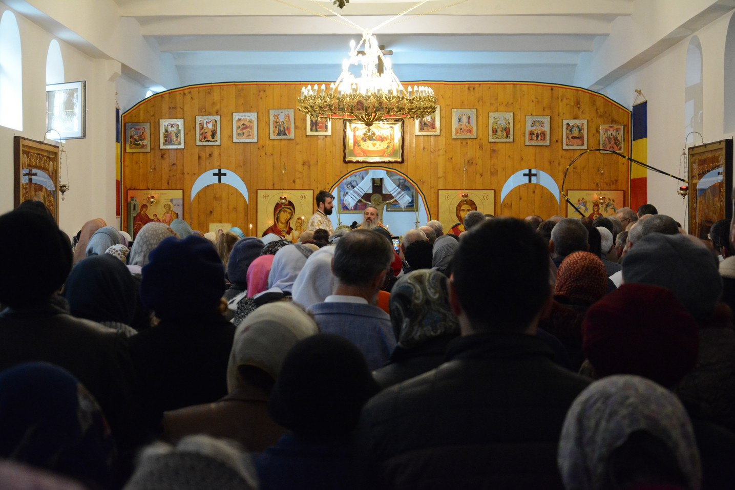 Foto: Flavius Popa Liturghie arhierească în locașul de cult amenajat într-o fostă centrală termică