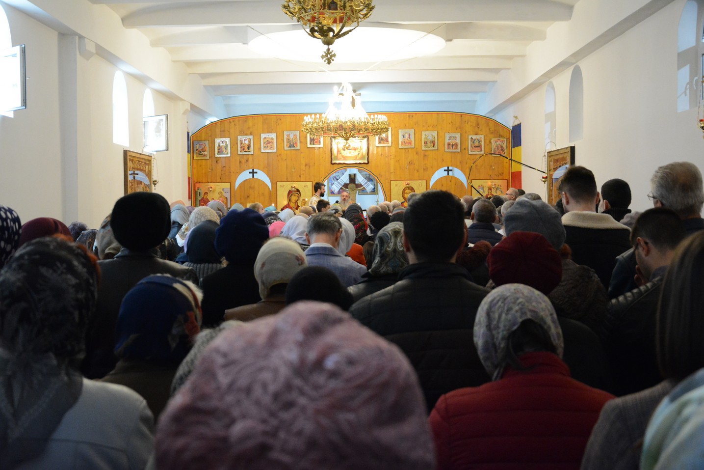 Foto: Flavius Popa Liturghie arhierească în locașul de cult amenajat într-o fostă centrală termică