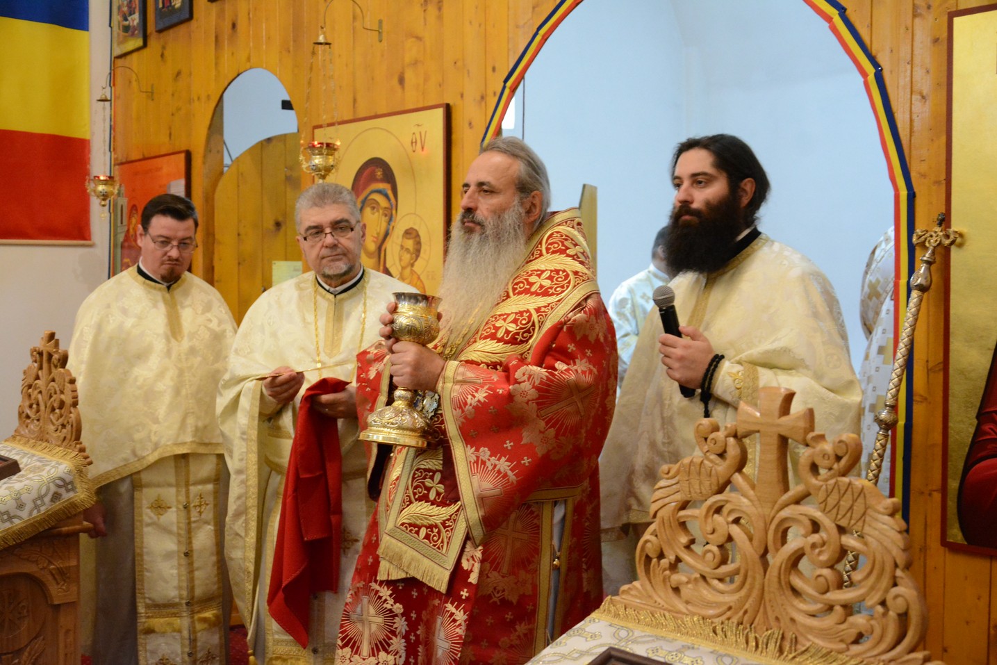 Foto: Flavius Popa Liturghie arhierească în locașul de cult amenajat într-o fostă centrală termică