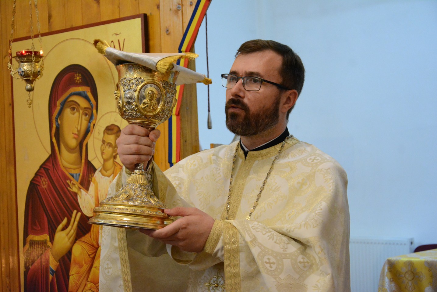 Foto: Flavius Popa Liturghie arhierească în locașul de cult amenajat într-o fostă centrală termică